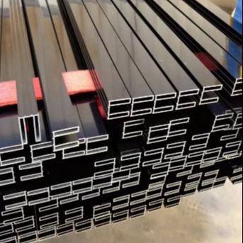 Postazioni di lavoro Profilo estruso in alluminio 5052 5083 quadrato antiruggine 5,0 mm
