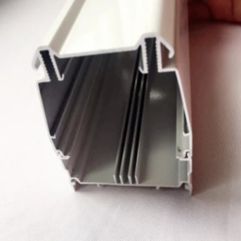6063 Profilo estruso in alluminio bianco nero Presa di fabbrica di precisione quadrata